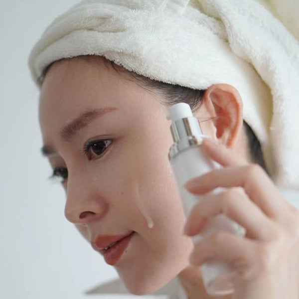 a gilr is using m joptim retinol serum